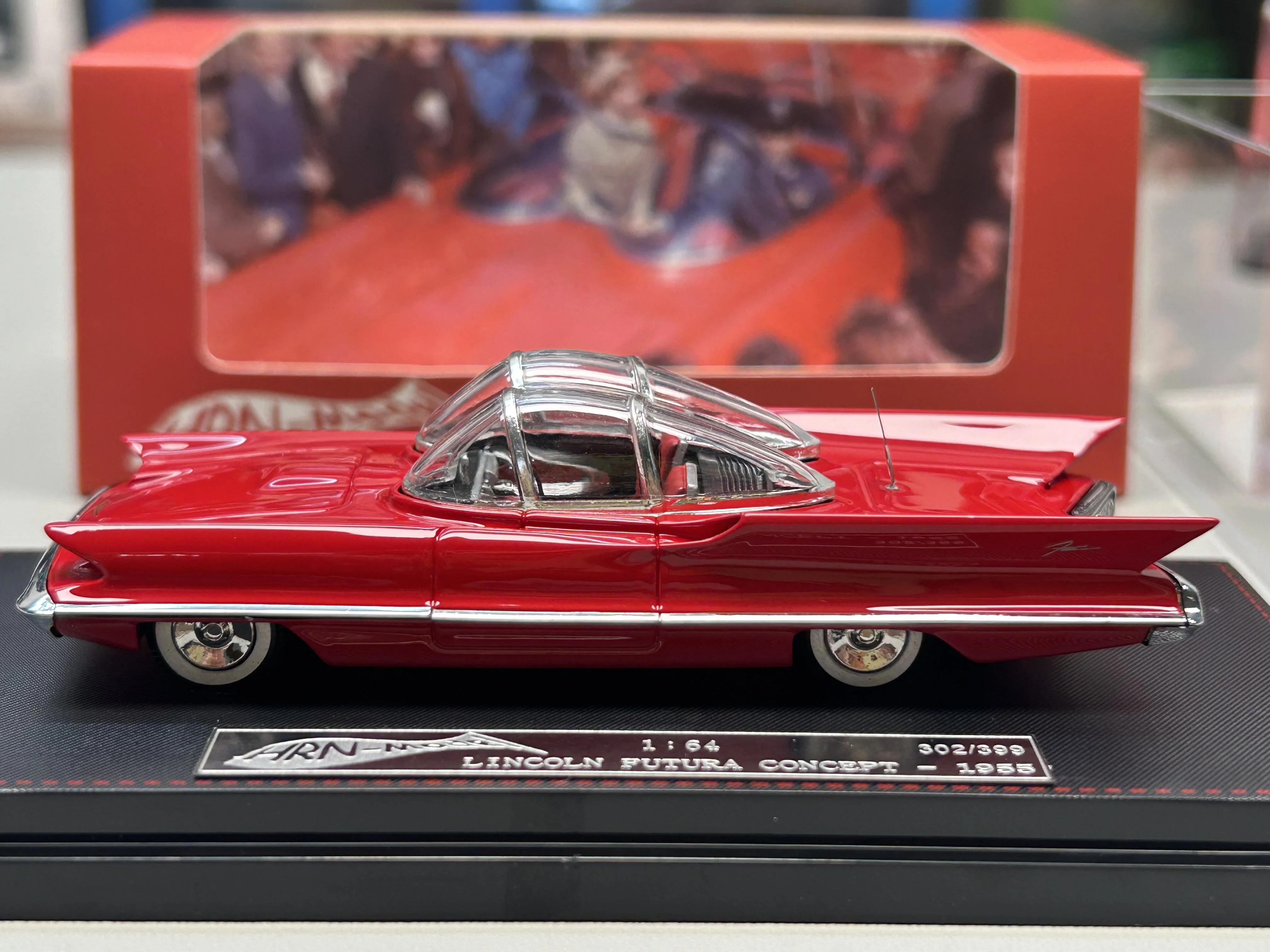 HRN 1/64 LINCOLN FUTURA CONCEPT-1955 Boutique Resin Batmobile Car