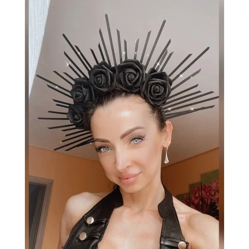 Gotycka różana korona kwiatowa - ciemny, elegancki nakrycie głowy z akcentami w kształcie gałek oczu - idealne na Halloween i imprezy maskaradowe