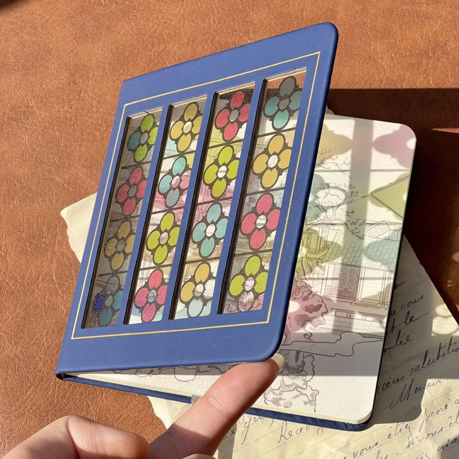 cuaderno-de-luces-y-sombras-con-ventana-cuaderno-de-mano-en-blanco-con-casa-de-pato-mandarin-cuaderno-de-recuerdos-perifericos