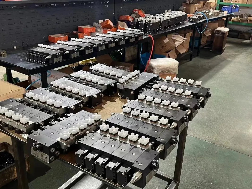 On-Board Crane Aerial Work Truck Spider Lifting with Proportion Valve Change And Remote Control System