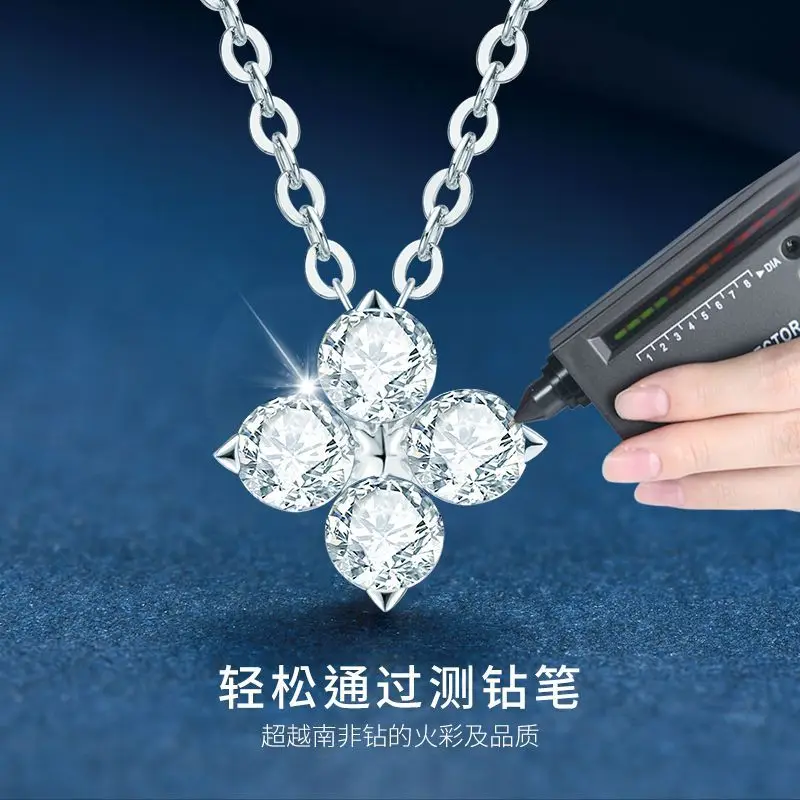 

Fashionally Versatile Four-Leaf Clover D-Color Sapphire Necklace With Elegant PT950 Gold-Plated K18 Gold Flowers