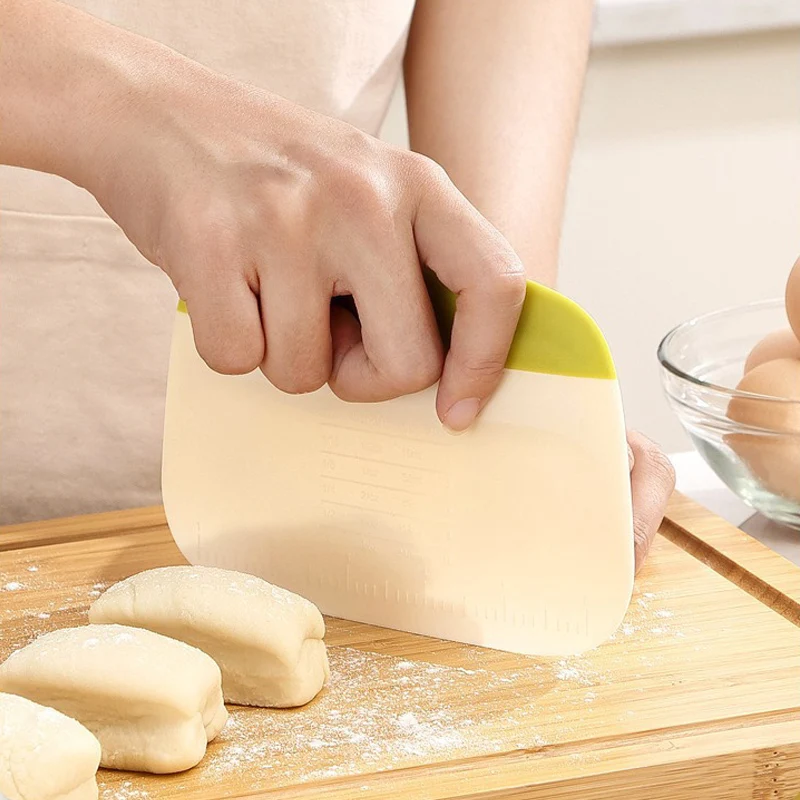 

1PCS Portable Multipurpose Dough Pastry Cutter Plastic DIY Bench Scraper with Measuring Scale Dough Scraper Cream