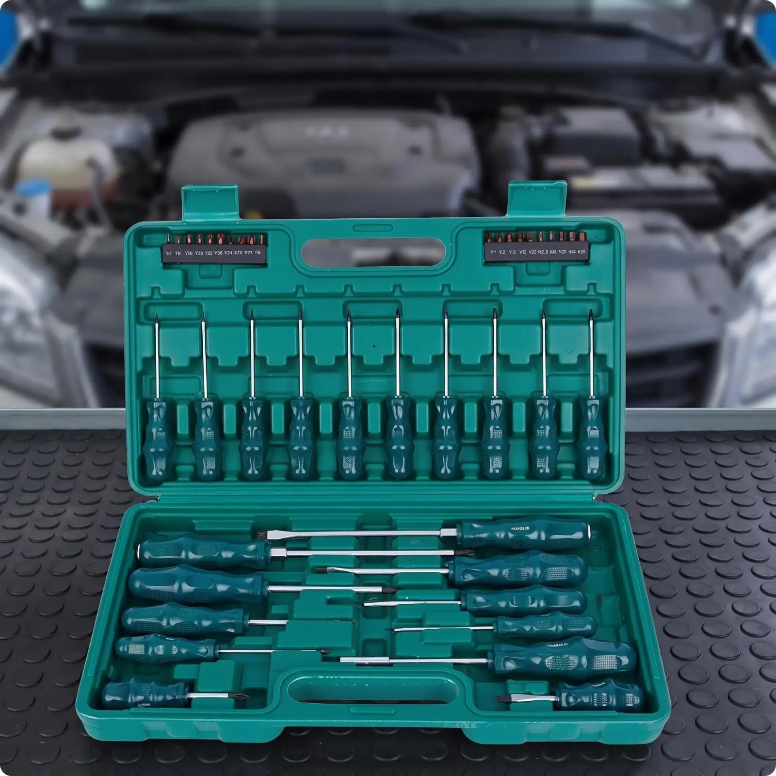 Complete Industrial Screwdriver Set with Case Chrome Vanadium Steel Insulated Grip for Electrical Work and Car Maintenance