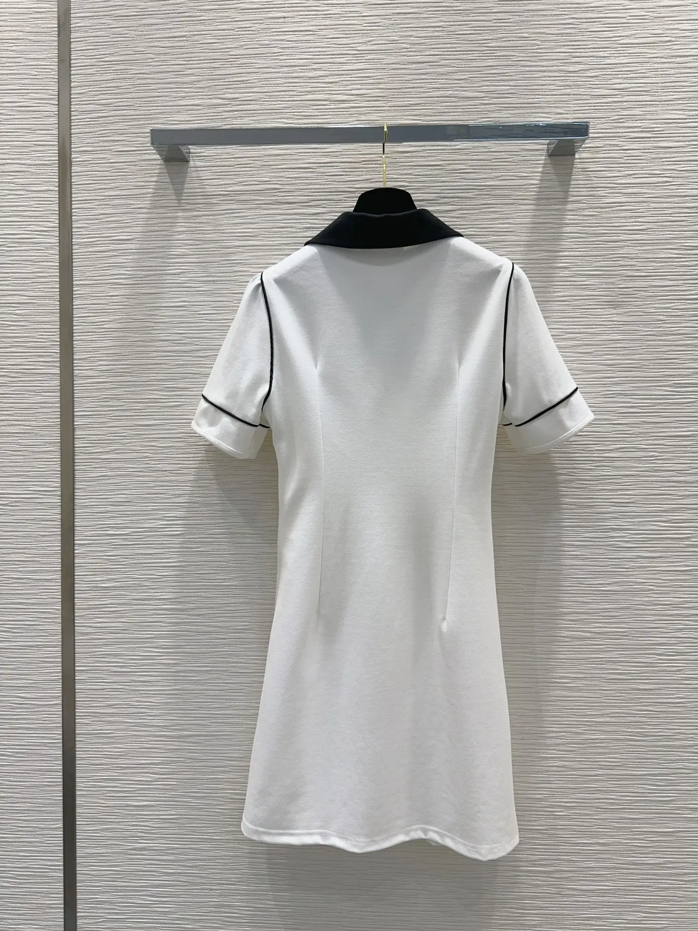 

New opening collar POLO collar sports style color blocked dress, with a youthful campus style on the upper body