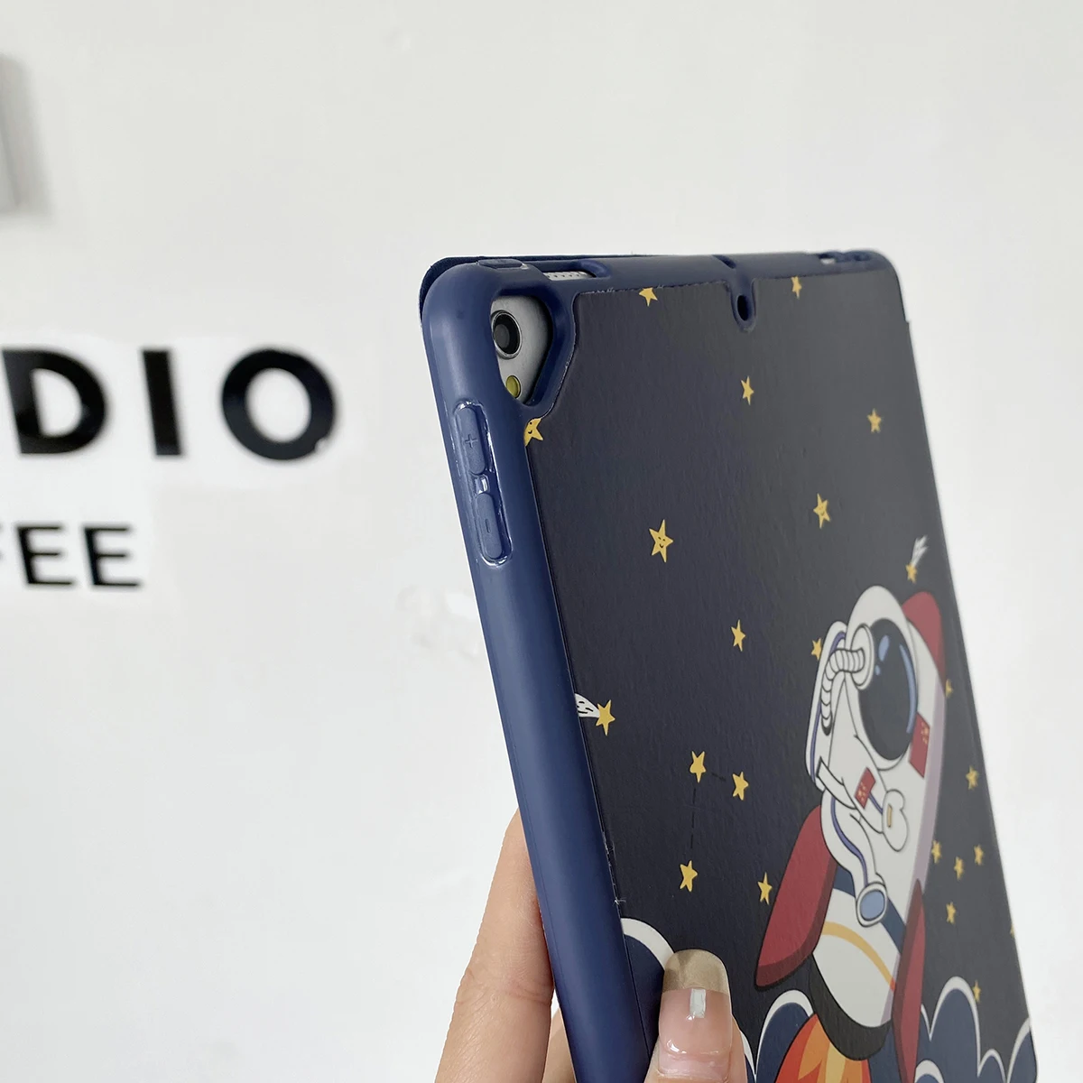Custodia a pieghe Multiple astronauta per IPad 5 6 7 8 9 10th Generation 9.7 10.2 10.5 10.9 13 pollici Cover per Ipad Pro 11 Air 4 5 Mini
