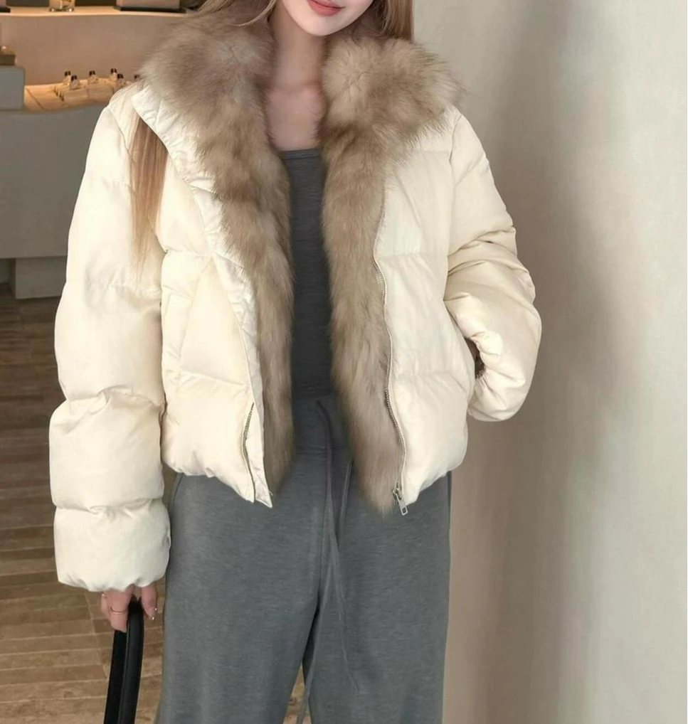 سترة منتفخة قصيرة مع ياقة كبيرة من الفرو للنساء 2025 شتاء دافئ سميك عالي الجودة متعدد الاستخدامات سترة منتفخة غير رسمية