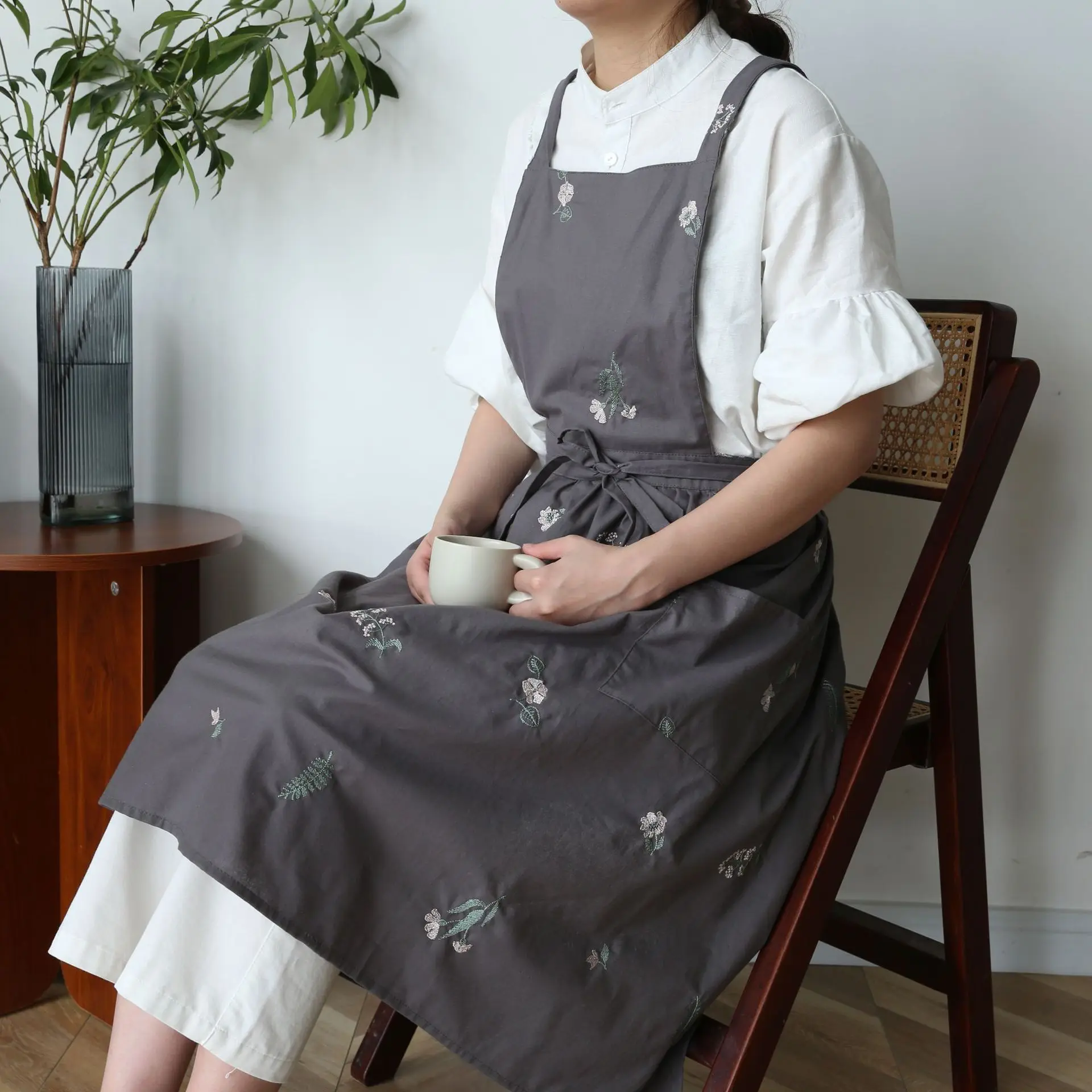 Home Kitchen Apron Women Embroidered Skirt Cotton Household Anti Splashing Apron for Gardening Painting Baking and Cooking