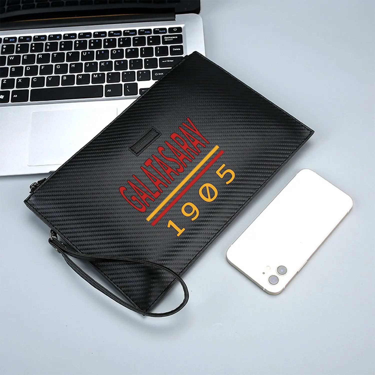 Lettere rosse numeri gialli linee di sfondo nero Elegante borsa da uomo in PU stampata Alla moda e pratica per il trasporto quotidiano