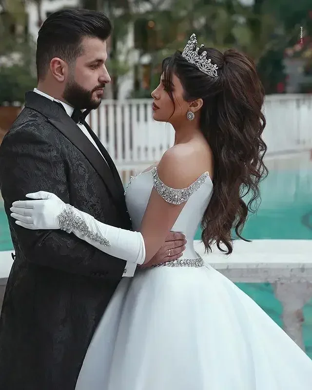 Vestido De fiesta personalizado De talla grande para boda, sin mangas, con hombros descubiertos, cuentas De satén, corte en A, cola De barrido, Vestidos De Novia