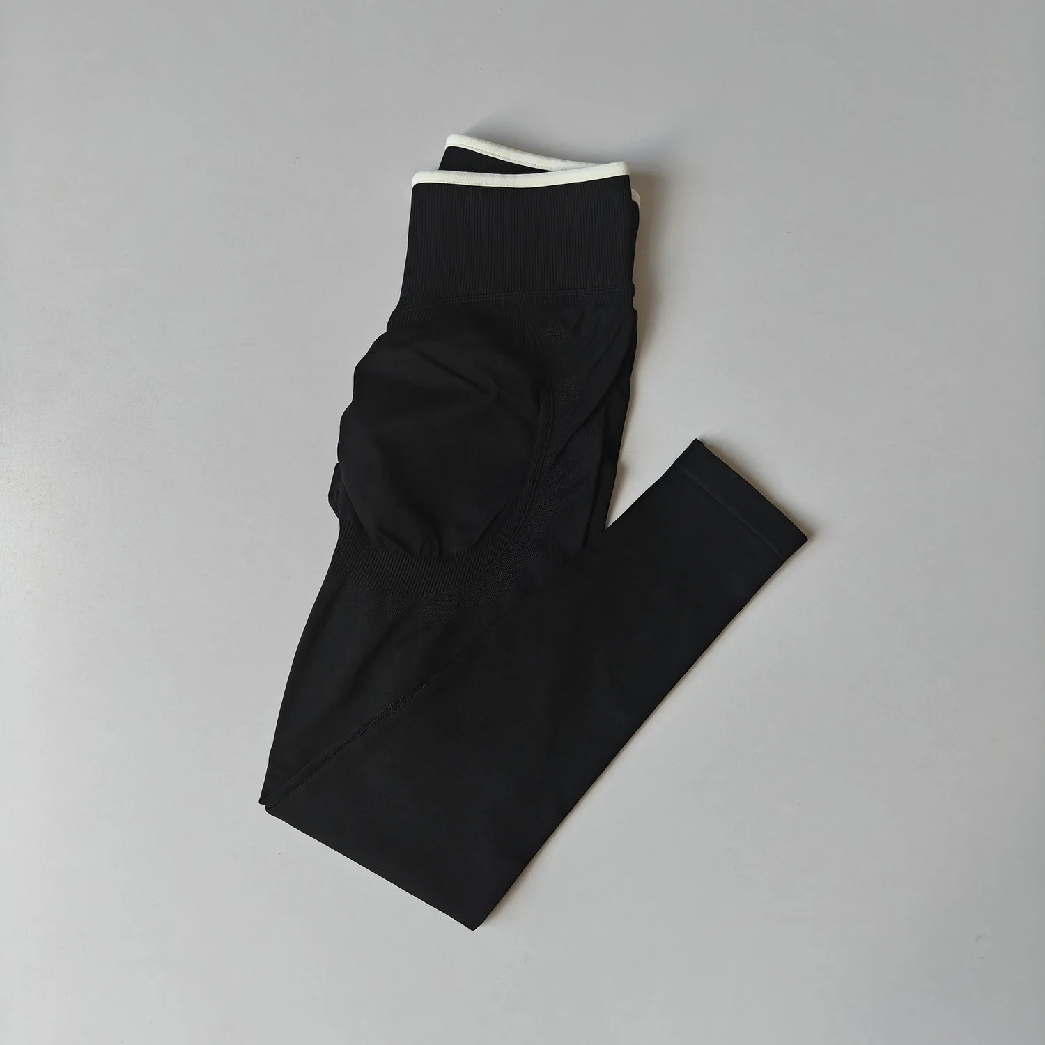 Nahtlose Yoga-Leggings für Damen mit mittlerer Bundhöhe, Push-Up-Effekt, Sport- und Fitnesshose, Laufhose, Hüftlift, hohe Elastizität, Gym-Leggings, Sportleggings – Detail 8