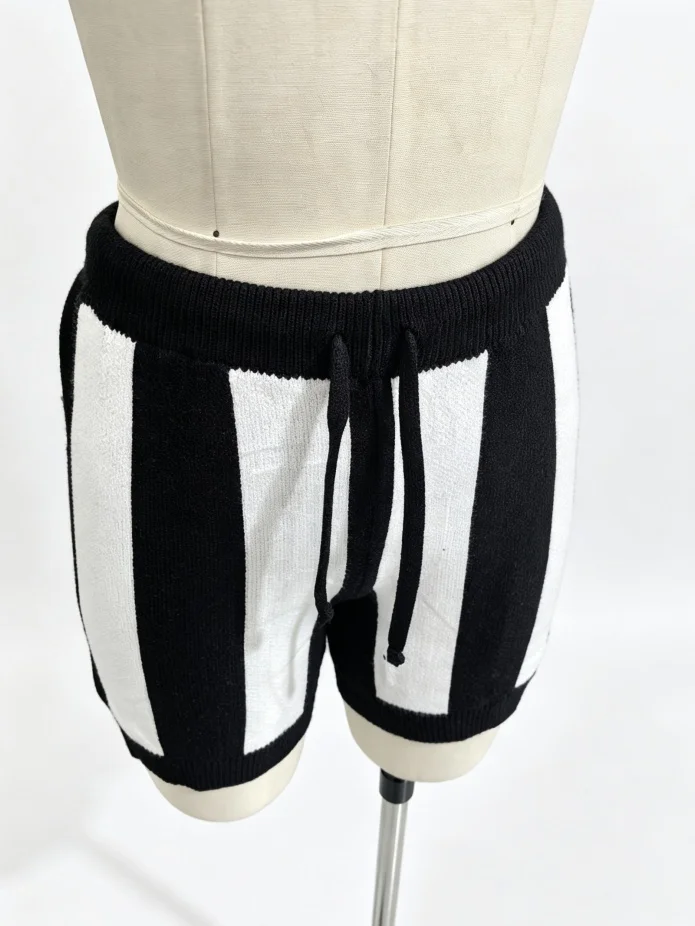 Damen Gestreiftes Set mit Buchstabendruck, V-Ausschnitt, Locker Gestricktes Oberteil, Gestrickte Shorts, Lässiges Co-ord-Set 2026 Neues Herbst-Outfit für Damen – Detail 4