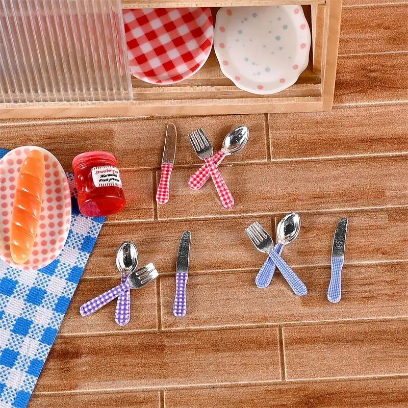 ชุดของเล่นครัวจิ๋วสำหรับบ้านตุ๊กตา 3 ชิ้น ชุดช้อนส้อมลายสก็อตโลหะผสม ของตกแต่งบ้านจำลอง ของเล่นเด็ก ของขวัญ