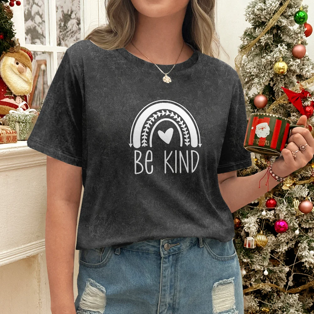 Camiseta negra con cuello redondo en forma de corazón arcoíris para mujer con diseño curativo: nuevo producto de verano para 2025