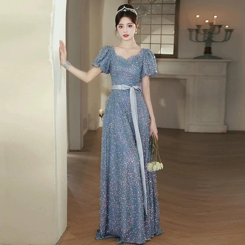 ชุดราตรีคอวีสีน้ำเงินประดับเลื่อมสำหรับผู้หญิงปี 2026 แฟชั่นทันสมัย ช่วยให้ดูผอมเพรียว เหมาะสำหรับงานสอบศิลปะ สายรัดหลัง ชุดสำหรับงานเลี้ยง