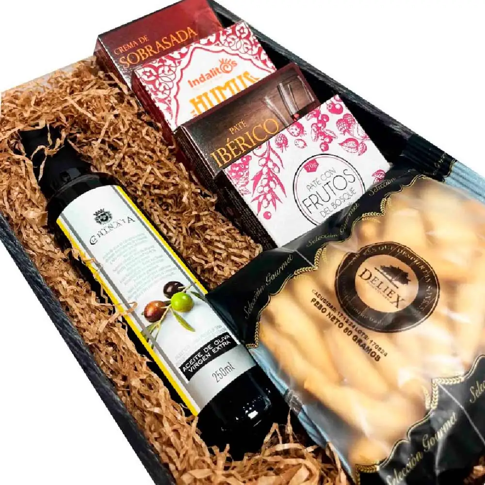 Cesta regalo con botella de aceite de oliva virgen extra (aove) de 250 ml, crema de sobrasada con miel, humus rojo, paté con frutos del bosque, paté ibérico al pedro ximénez y picos gourmet para acompañar.