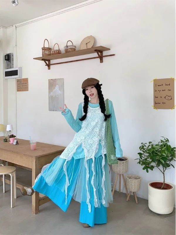 

Весенний женский комплект 2026: кружевная накидка, брюки с широкими штанинами, сетчатая юбка, универсальная футболка — модный костюм-тройка для отпуска