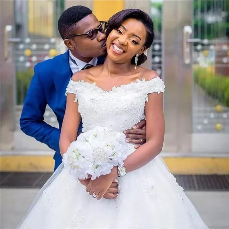 Abito da sposa personalizzato con scollo a cuore e applicazioni di perline Vestido De Casamento con spalle scoperte e bottoni sul retro Brida