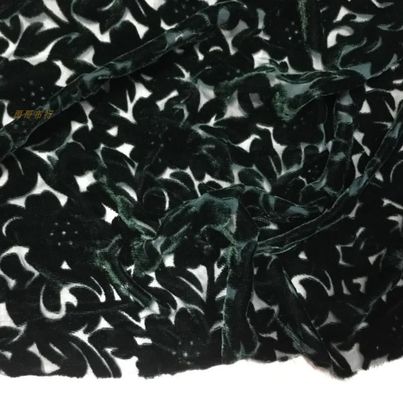 Abito morbido leggermente trasparente in cotone con fondo in tessuto di velluto inciso in seta verde scuro Cheongsam formale