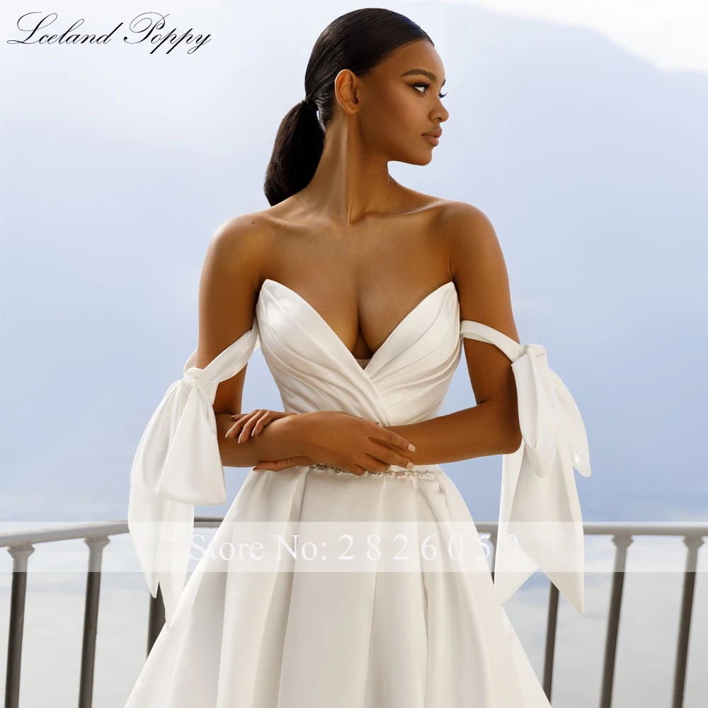 ชุดแต่งงานผ้าซาตินทรงเอไลน์แบบคอวี แขนตกไหล่ ประดับลูกปัด พร้อมชายกระโปรงยาวแบบชาเปล สไตล์ไอซ์แลนด์ป๊อปปี้  แบบสั่งตัดพิเศษ