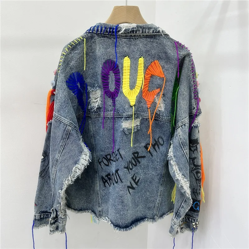 Chaqueta vaquera con agujero corto y remache con borlas y línea de grafiti pintada a mano, ropa de calle informal azul y negra, chaqueta vaquera de manga larga con solapa