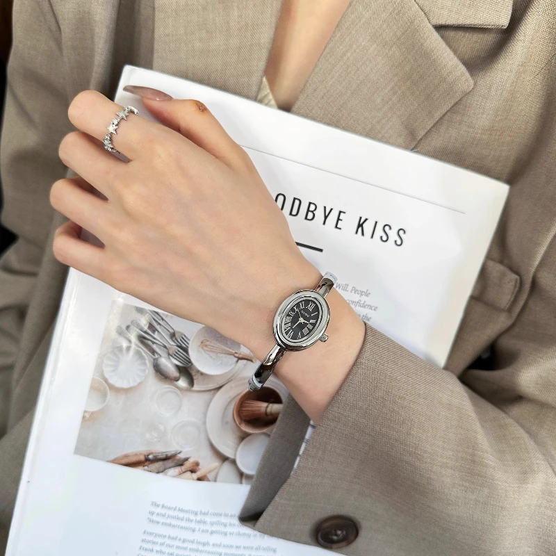Oval bracelet women's watch 2025 new light luxury student trend fashion niche women's high-end quartz watch birthday present