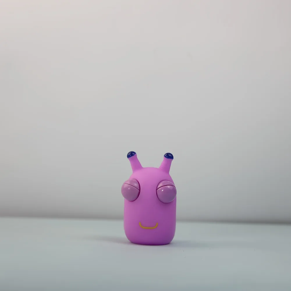 Lustige Insekten lassen ihre Augen auf, wenn es zusammengedrückt haben. Anti-Stress-Entlastungsspielzeug für Kinder und Erwachsene als Geschenk