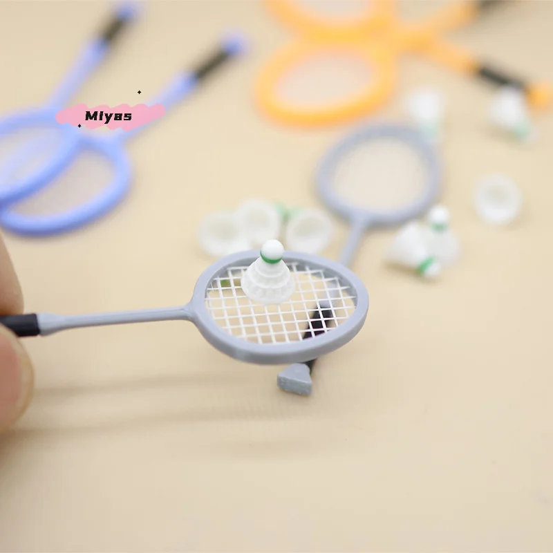 ชุดไม้แบดมินตันจิ๋ว 1 คู่ สำหรับตกแต่งฉากกีฬาในบ้านตุ๊กตาขนาด 1/12 ของเล่นจำลองสำหรับเล่นบทบาทสมมติในบ้านตุ๊กตา