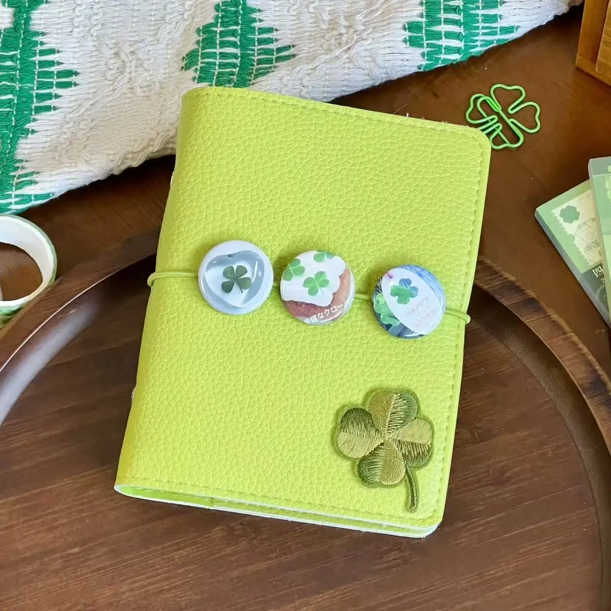 caderno-de-couro-ins-lucky-clover-a7-bordado-com-folhas-soltas-diario-de-notas-removivel-estilo-coreano-simples-e-elegante-para-estudantes-presente-fofo-2026