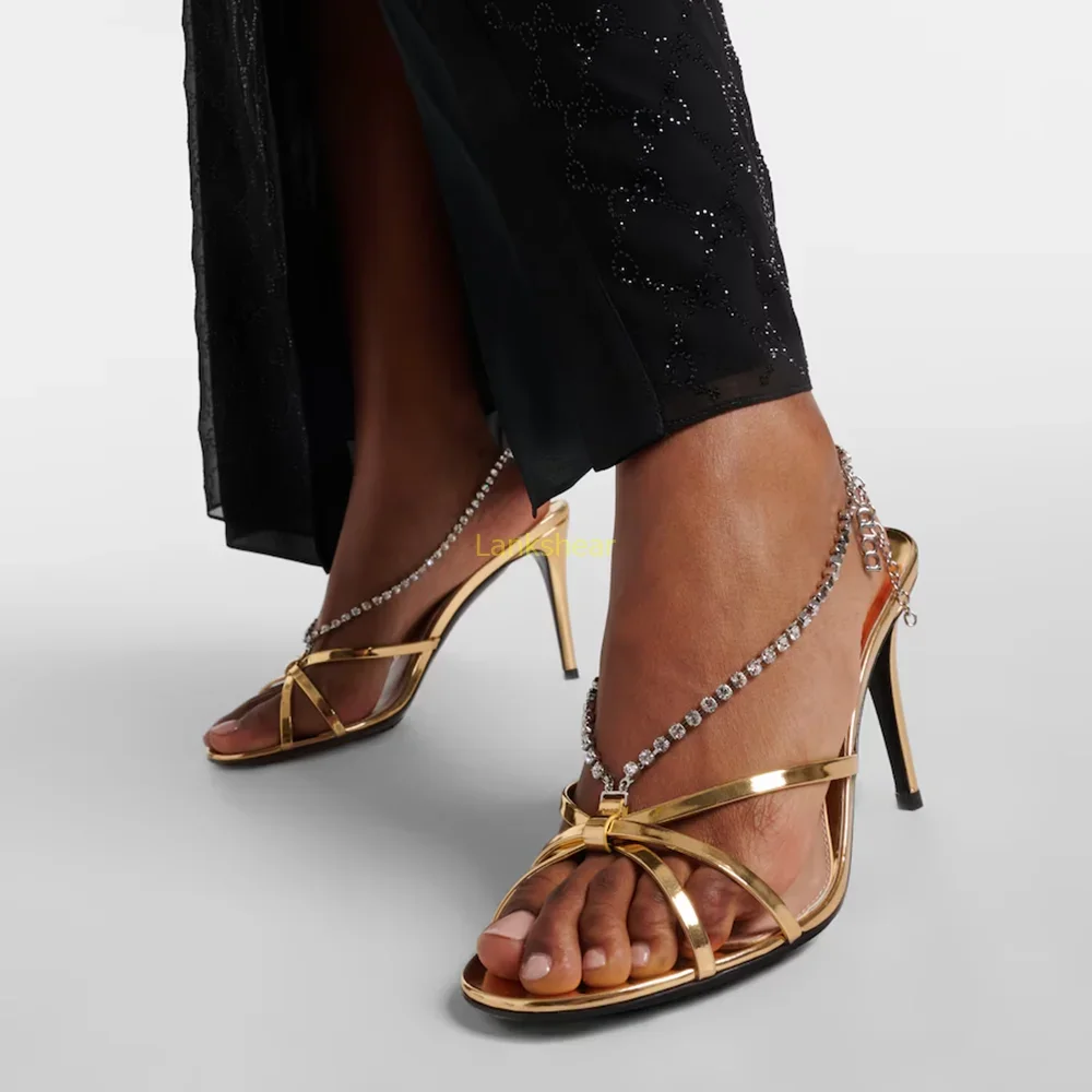 

Сандалии с открытой пяткой и кристаллической цепочкой, пикантные модные женские современные туфли из лакированной кожи на тонком каблуке с вращенным носком, новые поступления