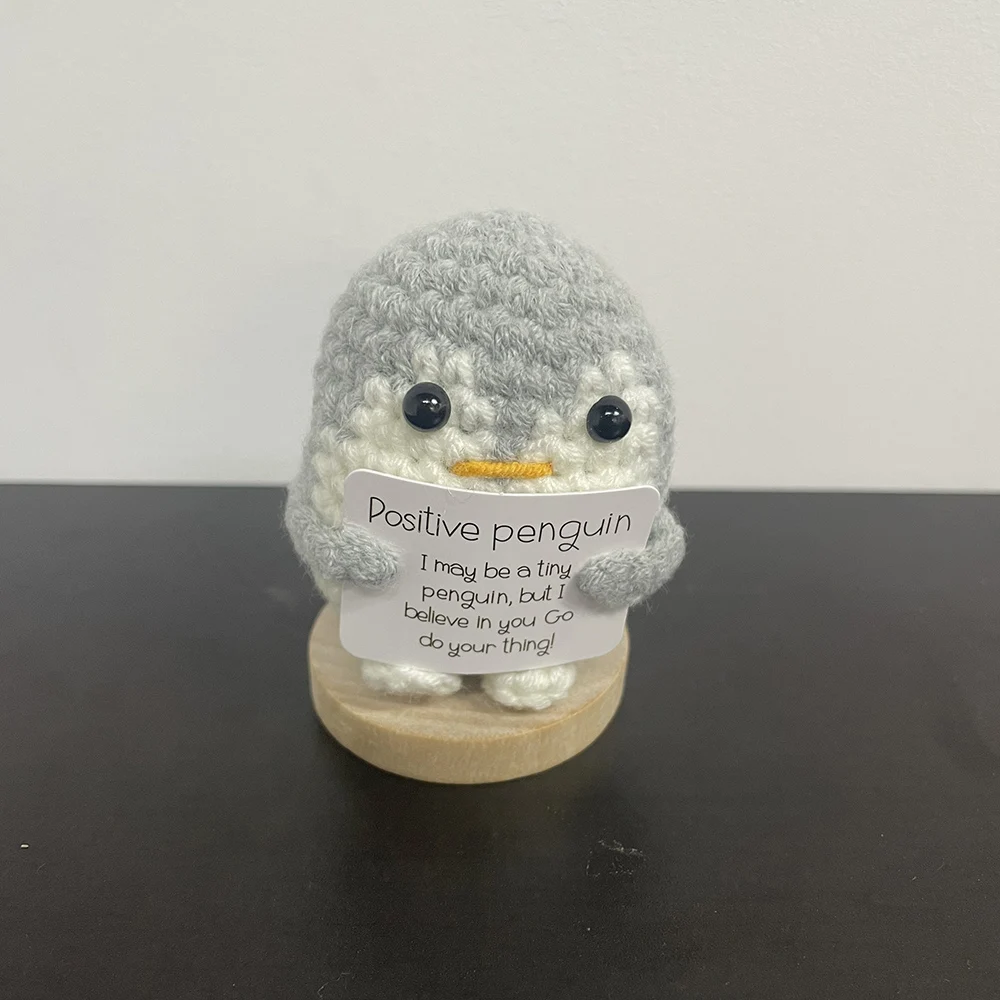 Linda muñeca de pingüino de punto hecha a mano con tarjeta, decoración de habitación, adorno de muñeca de patata de pingüino positivo, regalos de