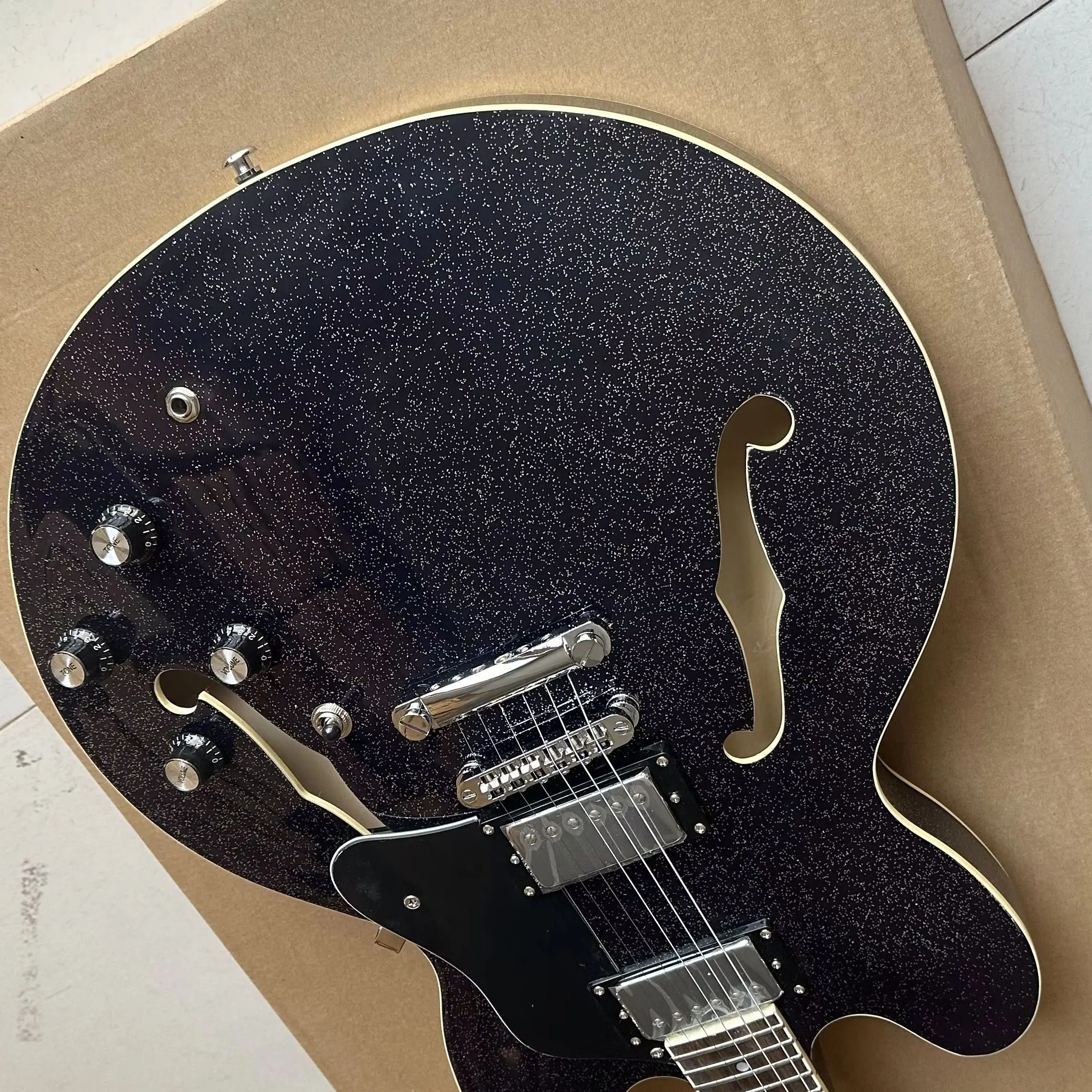 جيتار كهربائي أسود شبه مجوف عالي الجودة مع شحن مجاني