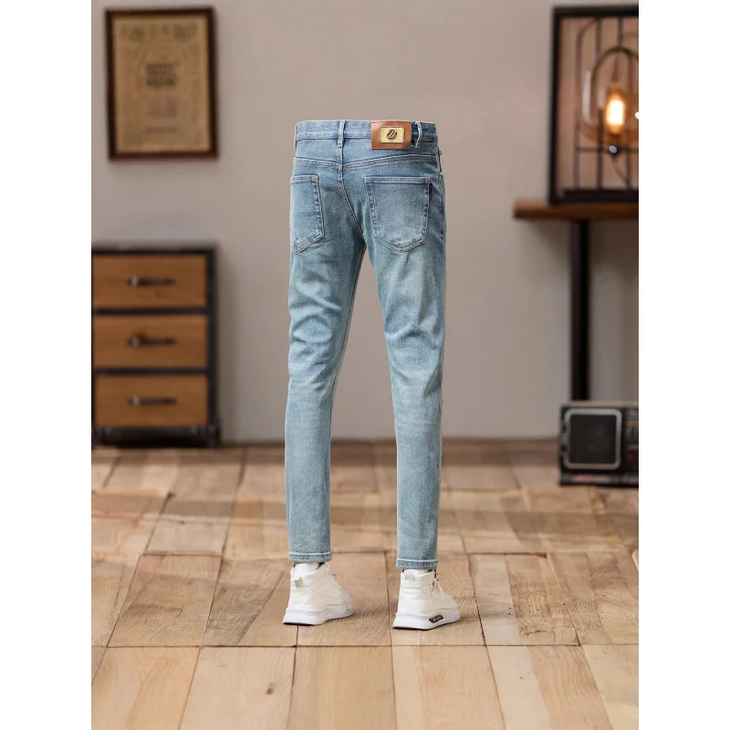Otoño simple y versátil retro azul claro pantalones vaqueros de hombre ajustados pies pequeños moda casual versión coreana pantalones de hombre