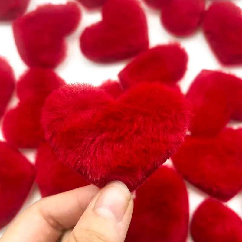 20 Stück rote, flauschige Herzapplikationen, Plüsch-Herz-Stoffaufnäher, zum Selbermachen von Haarschleifen, zum Nähen an Kleidung, als Valentinstags- und Bastelzubehör. – Detail 1