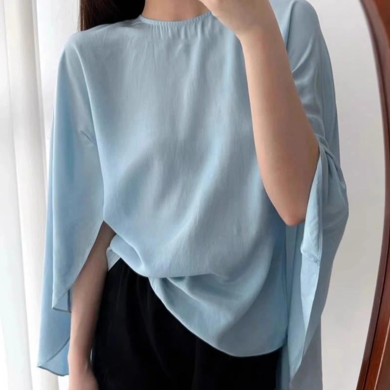 Camisa azul con tapa fluida y colgante