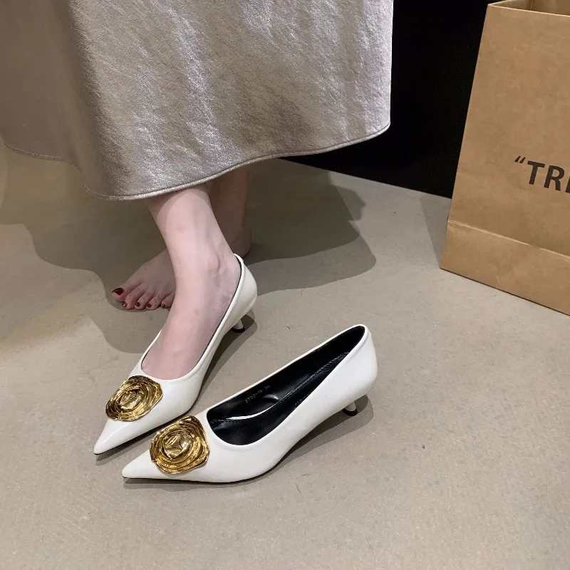 Printemps automne nouveau Sexy rétro mi talon chaussures simples femmes bout pointu métal fleur décoré talon mince confortable femmes chaussures