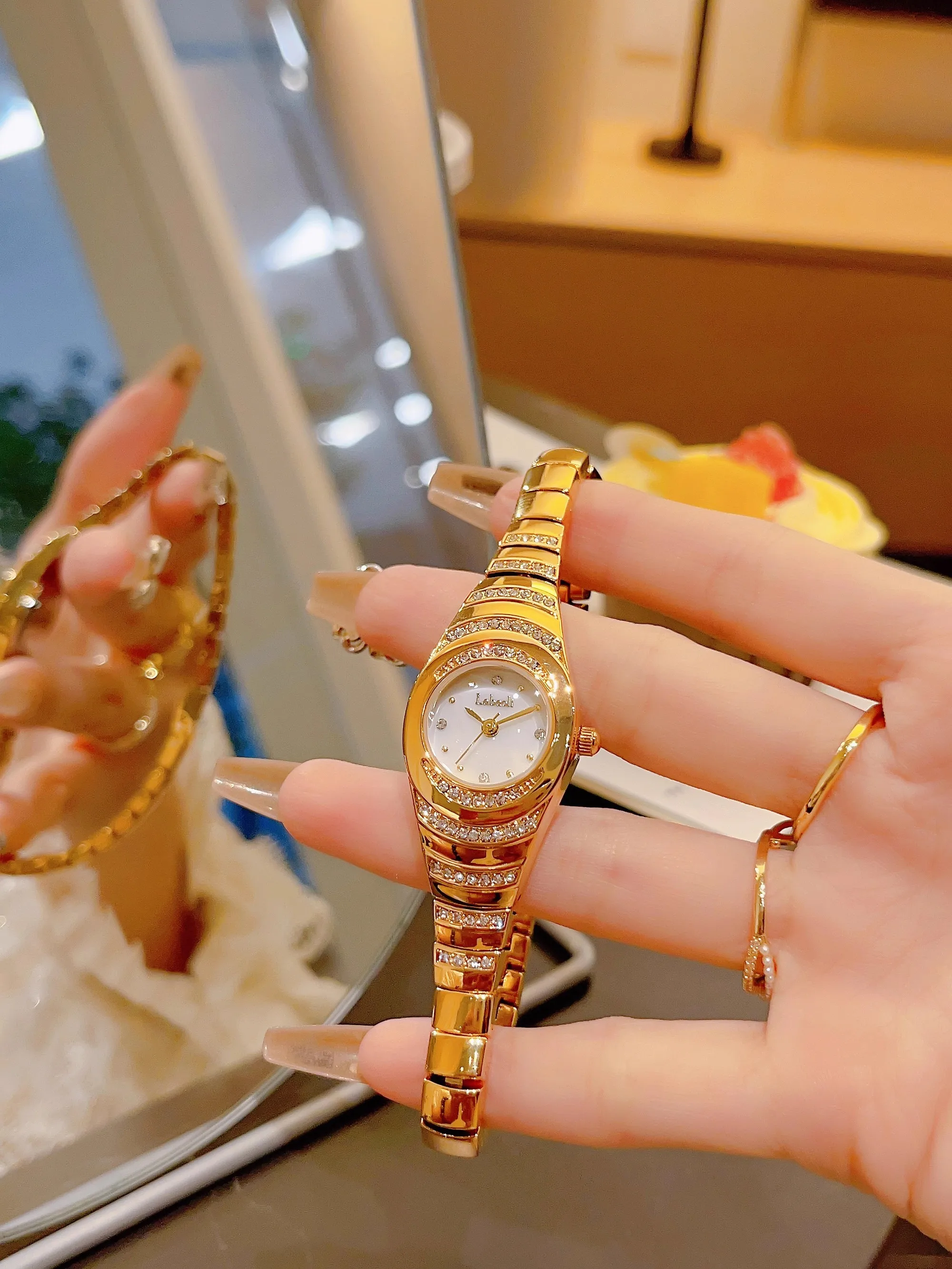 

Women'S Bracelet WatchRetro StyleProfessional And Artistic New High-Value Women'S WatchTrendy And Fashionable Quartz Wristwatch.