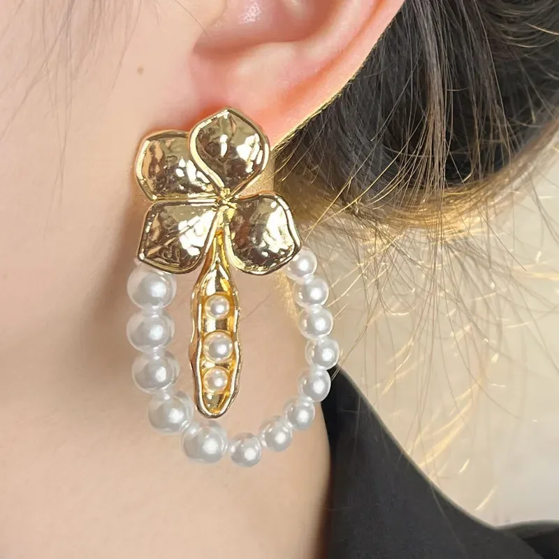 Niche flower pearl circle female Internet celebrity explosion retro light luxury high sense stud earrings