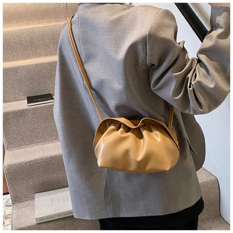 

2025 новые трендовые повседневные модные сумки на плечо из искусственной кожи, однотонные, вместительные, простые, молодежные сумки через плечо для женщин