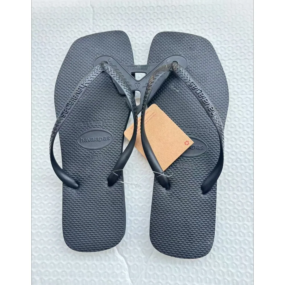 2026 Sommer Damen-Gummi-Flip-Flops mit rutschfester Zehenklemme, bequeme Logo-Slipper, schnelle Lieferung