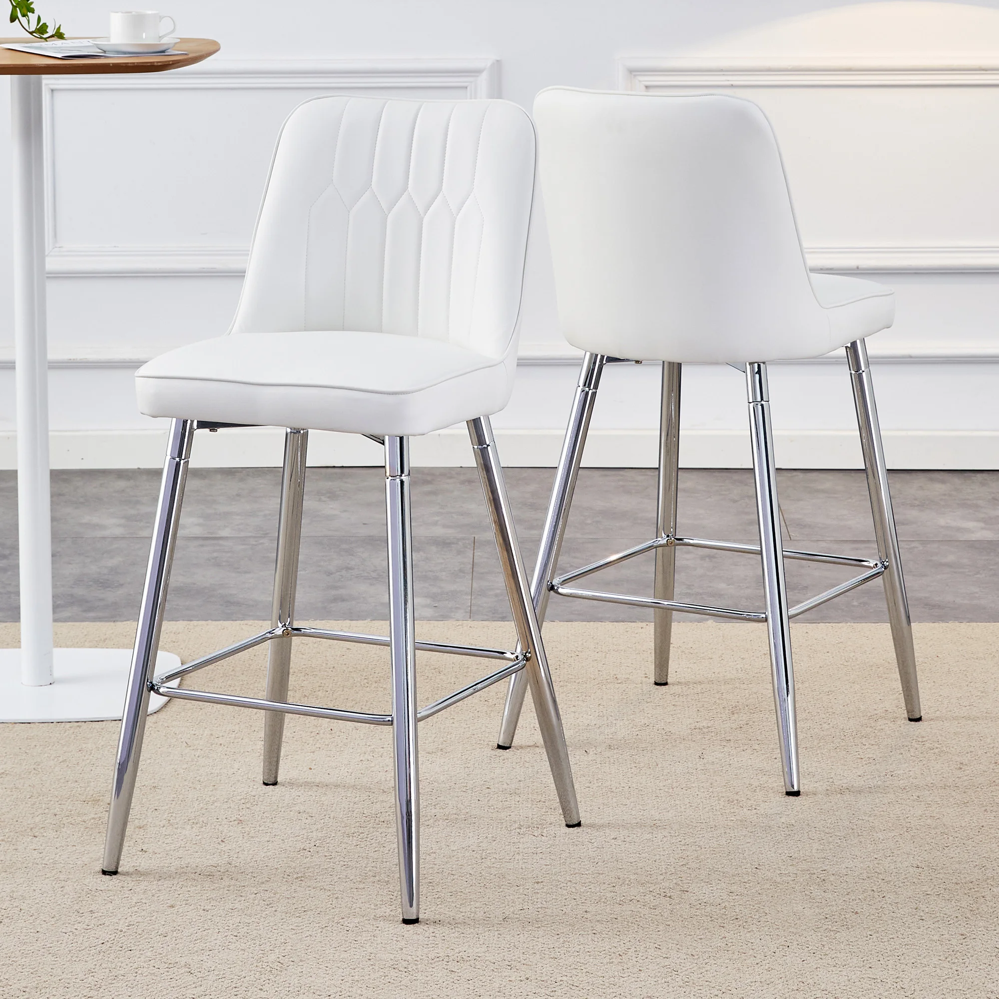 Set di 2 sgabelli da bar, altezza 40", rivestimento in pelle sintetica bianca, struttura in metallo argentato e poggiapiedi confortevole. Disponibile in diversi colori: la scelta ideale per il tuo bar