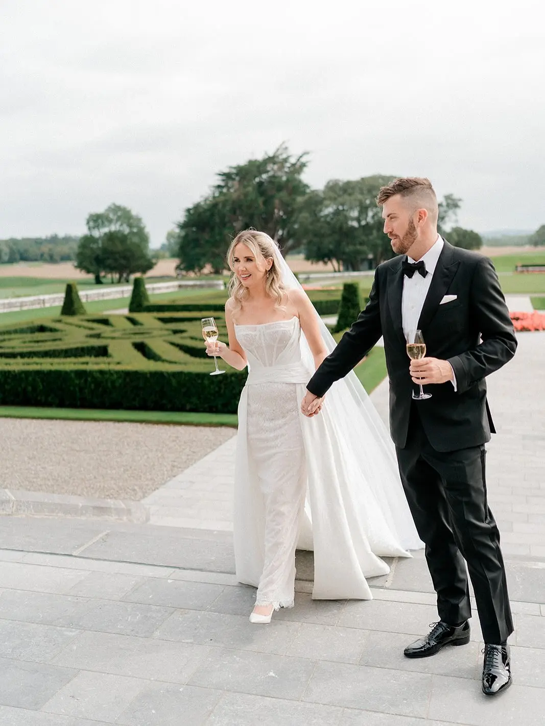 우아한 끈이 없는 레이스 웨딩 드레스 현대 메쉬 아플리케 긴 신부 드레스 패션 민소매 튤 파티 파티 가운