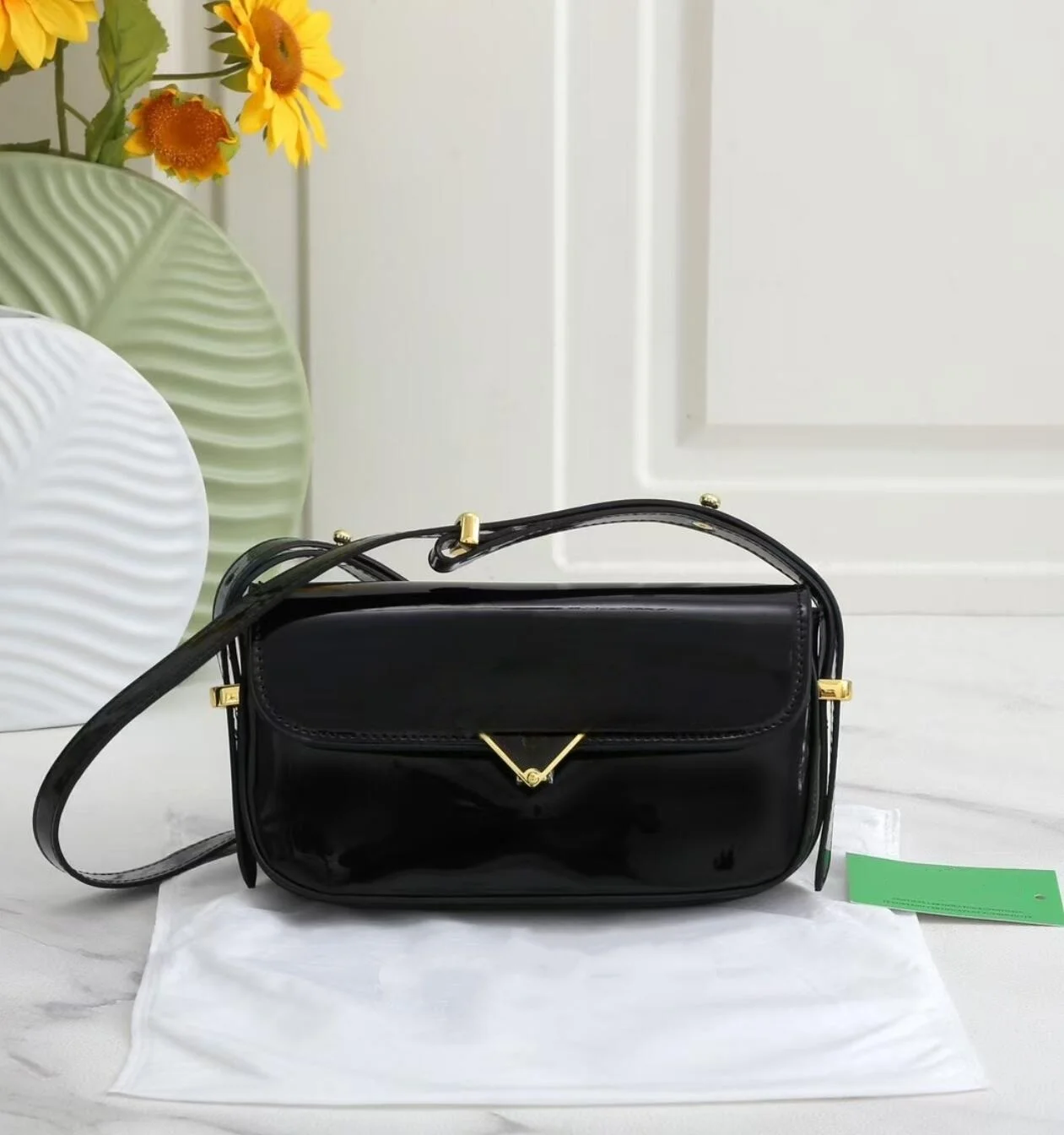 

High-Quality Black Leather Tote Purse, Detachable Crossbody Strap, Red Lining, Structured Top Handle Bag for Work & Everyday Life ‮gab pradaeS