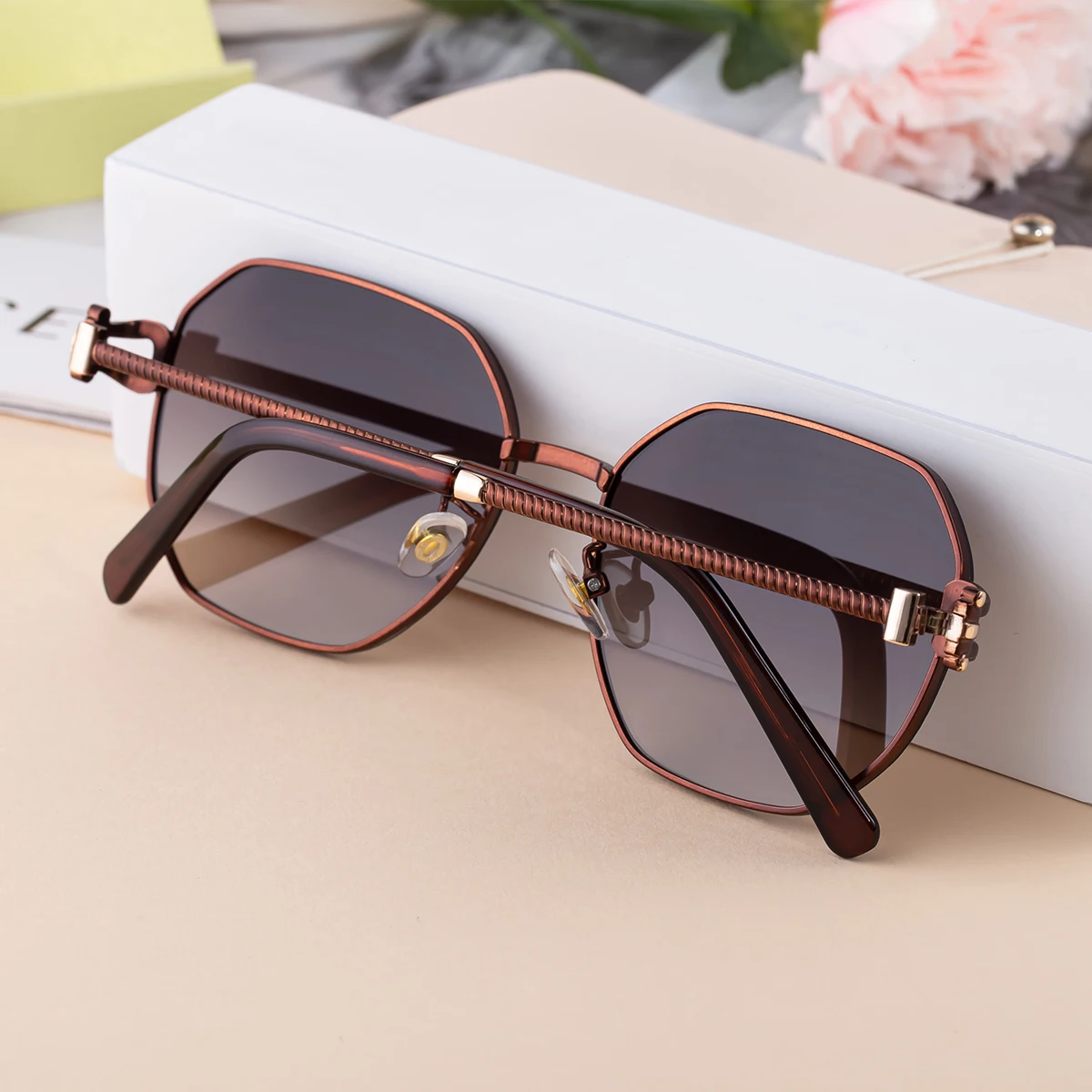 Übergroße quadratische Sonnenbrille für Damen – Luxusmarke 2026, Punk-Metallrahmen, Polygon-Sonnenbrille für Damen, modische Eyewear-Shades – Detail 3