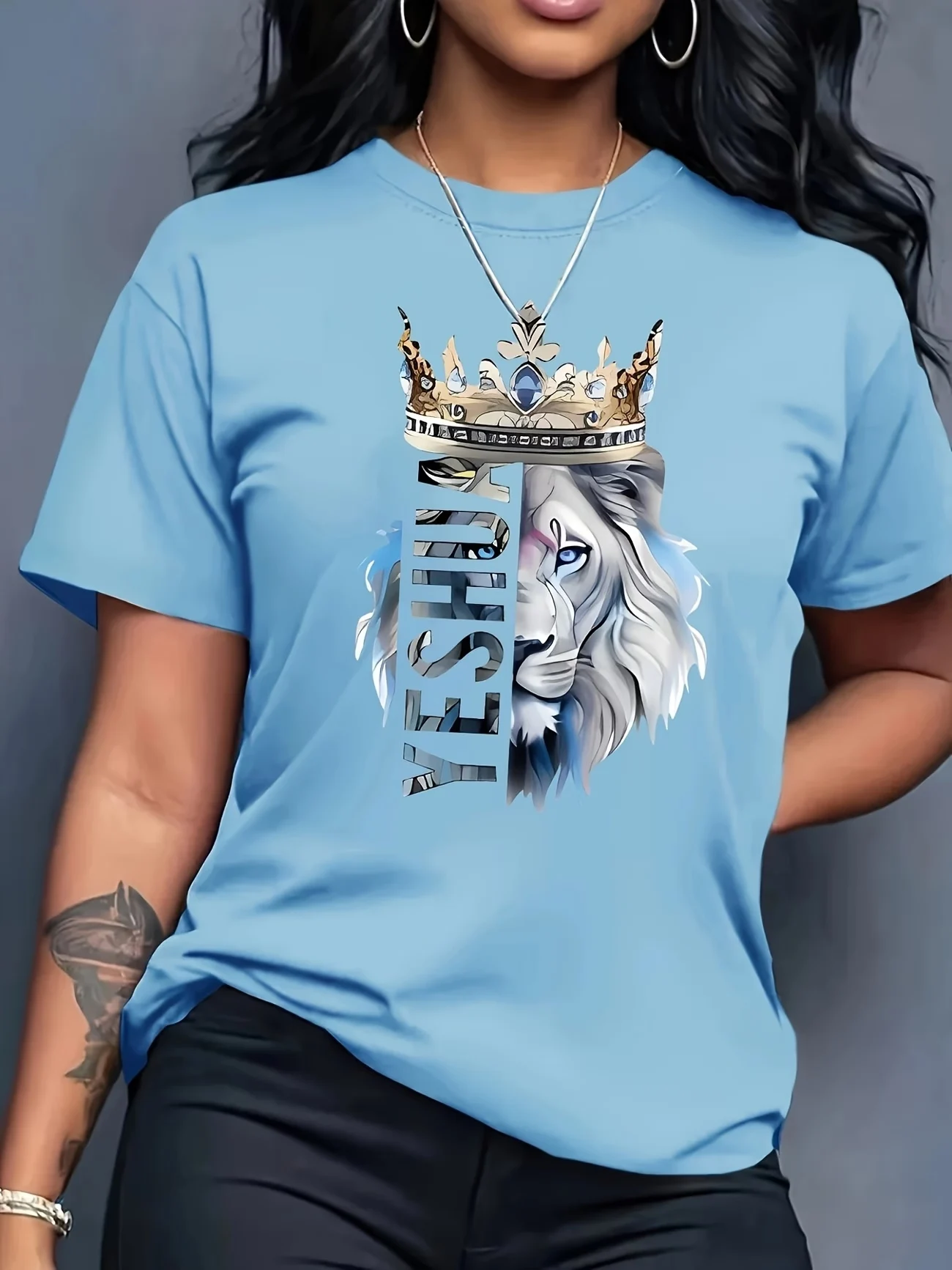 Impresión de un majestuoso león blanco coronado con texto vertical llamativo: estilo poderoso y real. Combina con jeans/pantalones para un look atrevido y llamativo