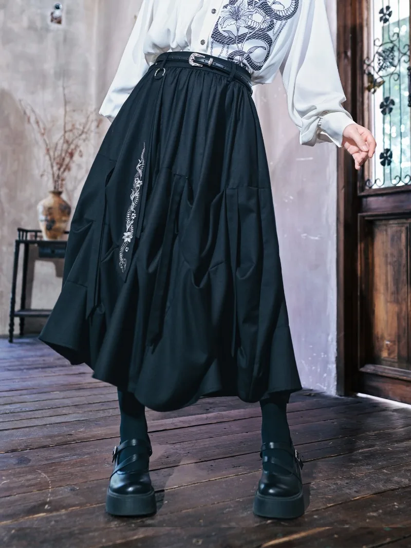 Design Sense – jupe mi-longue plissée irrégulière, amincissante, noire, décontractée, Cool, pour dames, nouveau Style chinois, jupes brodées, vêtements pour femmes