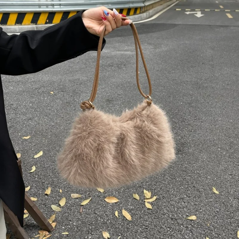 고급 가죽으로 제작된 여성용 패셔너블 토트백, 텍스처드 표면과 넉넉한 내부 공간으로 사무실 출근일에 적합합니다. ​