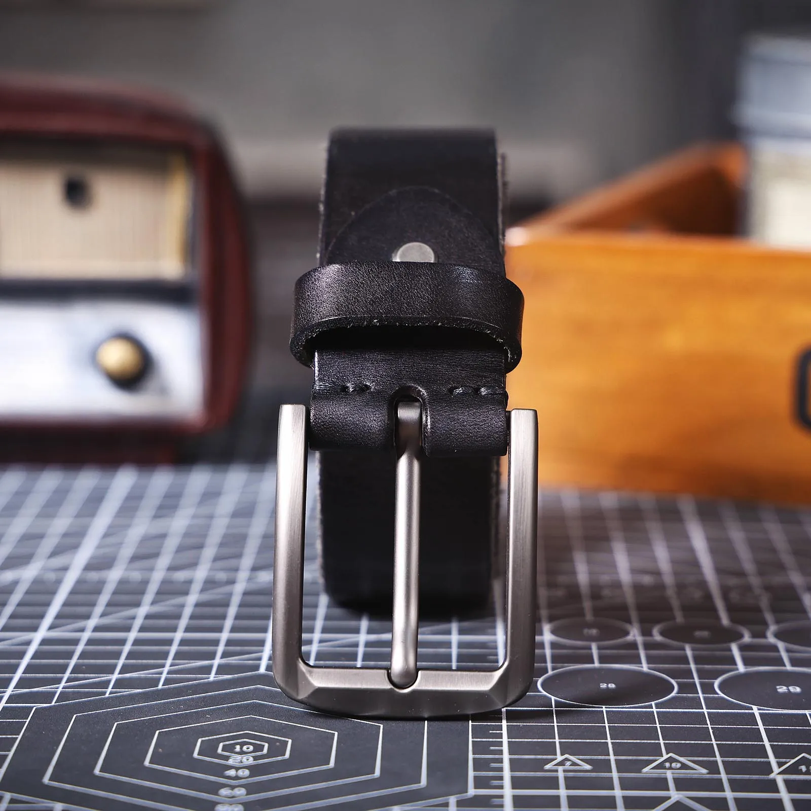 S.WORKER Klassischer Herrengürtel aus echtem Leder mit Dornschließe aus Legierung, Oberschicht aus Rindsleder, Retro-Freizeitgürtel für Jeans mit Geschenkbox – Detail 19