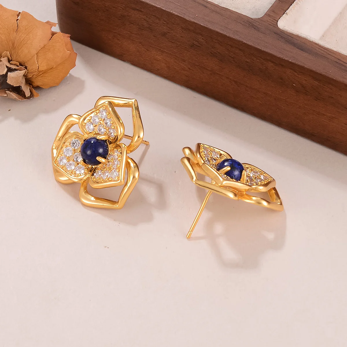 أقراط زهرية ذهبية اللون فاخرة - ترصيع أذن من الحجر الأزرق والزركون اللامع للنساء والحفلات والارتداء اليومي وأعياد الميلاد #5