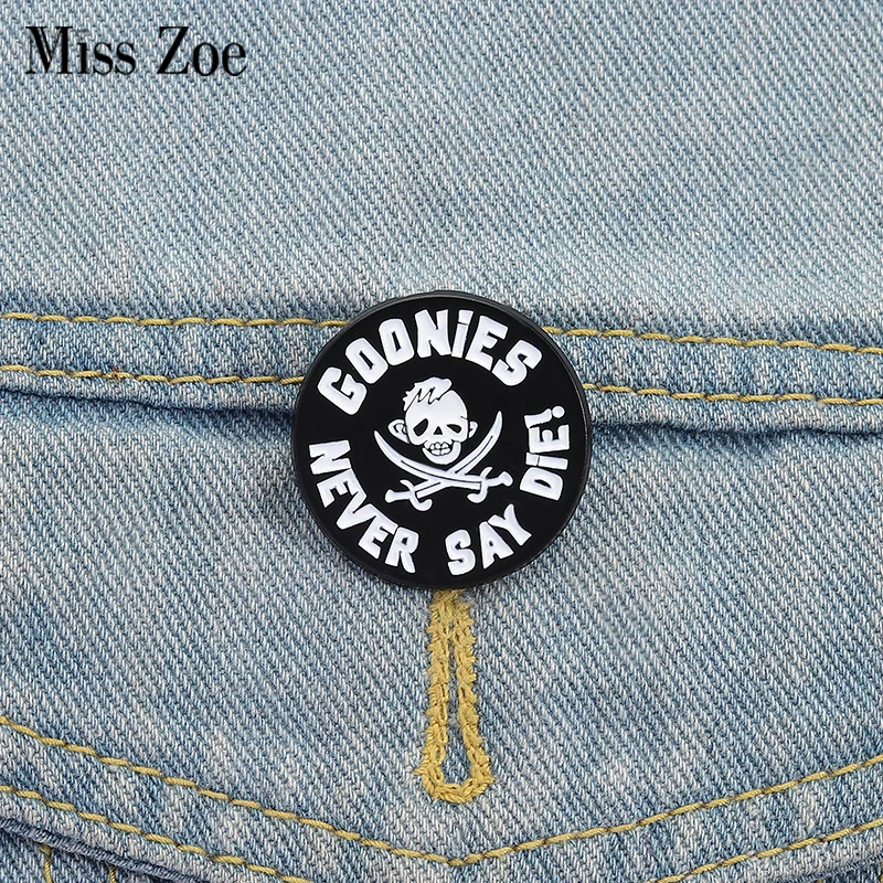 GOONIES GEBEN NIE UP! Emaille-Anstecknadeln, individuelle Totenkopf-Messer-Broschen, Ansteckabzeichen, Gothic-Schmuck, Geschenk für Freunde
