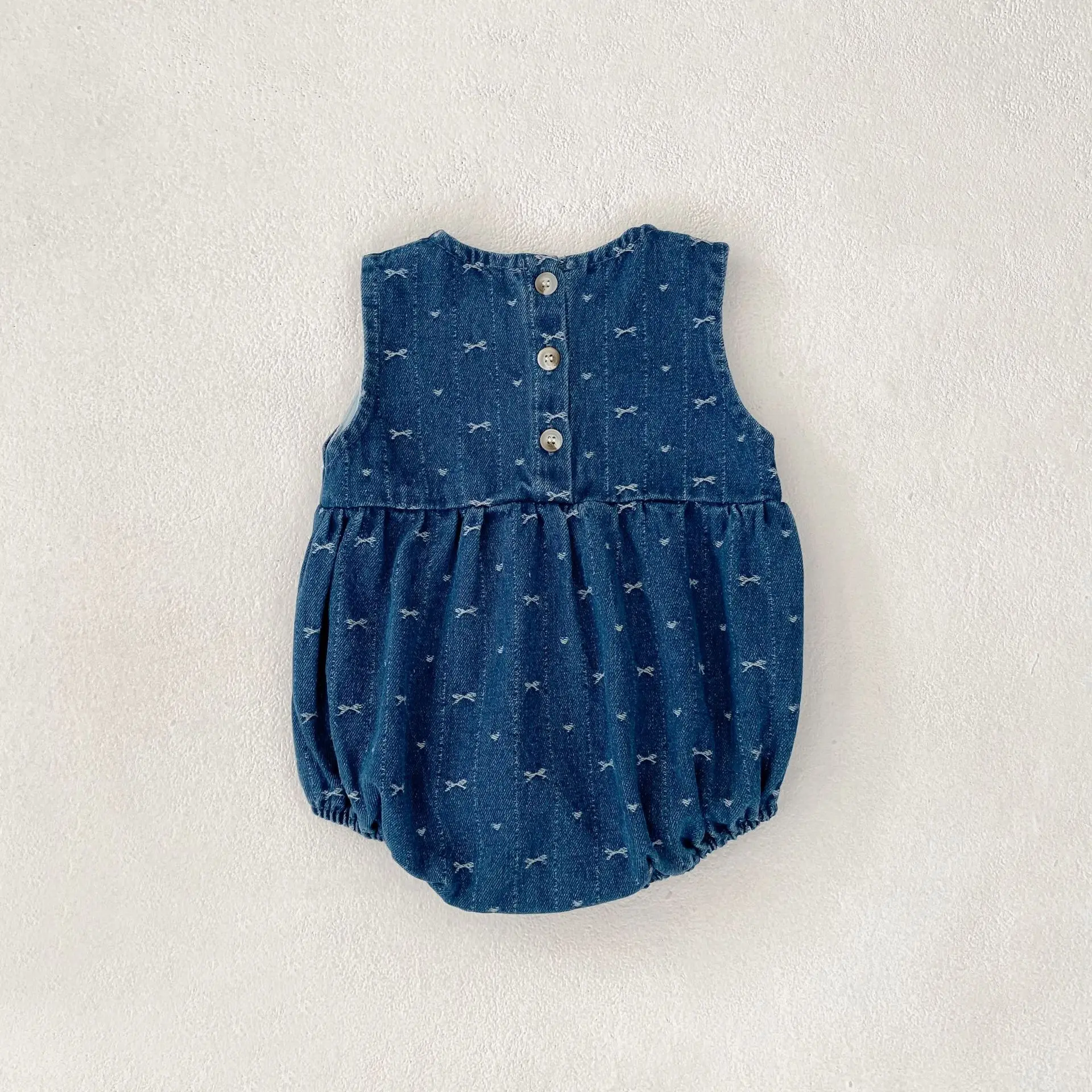 ชุดบอดี้สูทเดนิมเด็กผู้หญิงใหม่ ฤดูใบไม้ร่วง 2025 ชุดจั๊มสูทแขนกุดลายโบว์น่ารักสำหรับเด็กแรกเกิด เสื้อผ้าเจ้าหญิงสำหรับเด็กวัยหัดเดิน 0-24 เดือน